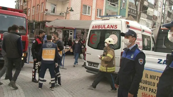 zeytinburnunda-bir-kadin-cati-katindan-esyalari-firlatip-evi-atese-verdi-bu-kadina-hicbir-sey-yapilamadi-1617292704852.jpg Zeytinburnu'nda bir kadın çatı katından eşyaları fırlatıp evi ateşe verdi: Bu kadına hiçbir şey yapılamadı-5