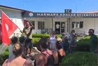 Avşa Adası'nda su kesintisine isyan eden vatandaşlar CHP'li belediyeye tepki göstererek boş bidonlarla eylem yaptı