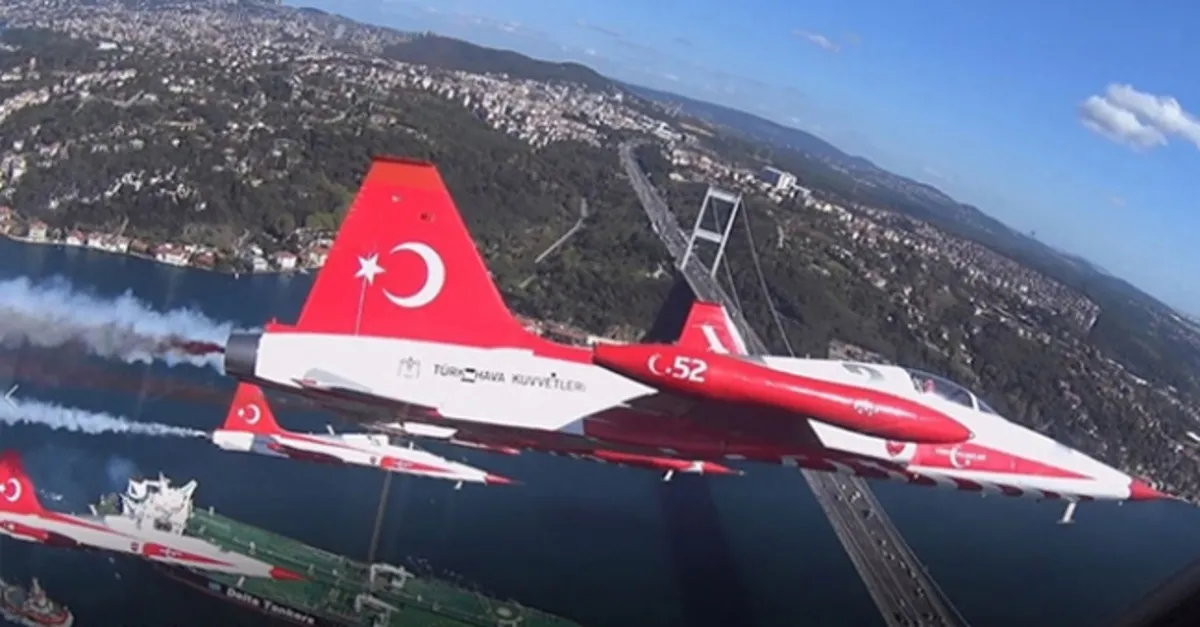 Türk Yıldızları İstanbul Boğazında (Video)