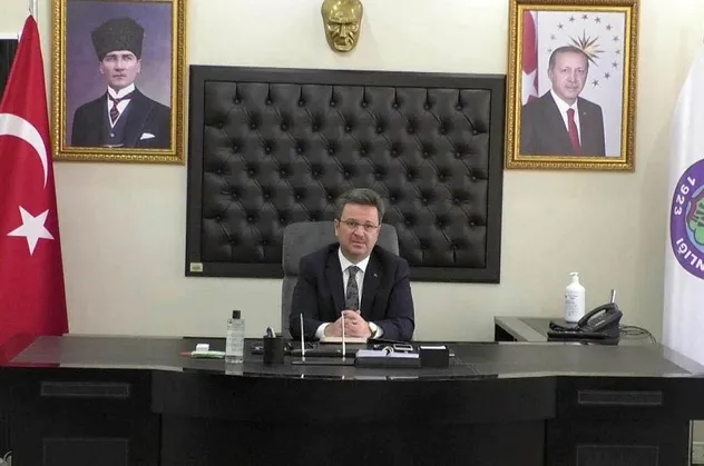 Vali Enver Ünlü, HDP'li belediyenin yaptığı yolsuzlukları anlattı: Oturduğu yerde 10 bin lira maaş alan var