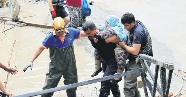 Alnından öpülesi kahramanlar: Karadeniz’deki sel felaketinde 700’e yakın vatandaşı çamur denizinden kurtardılar