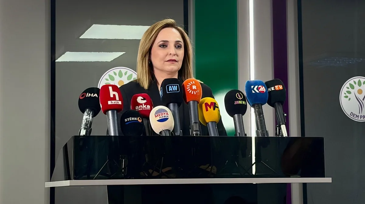 dem-parti-yeniden-yapilanma-surecine-giriyor-1786630740427.jpeg Takvim aylar önce duyurmuştu! İmralı istedi DEM Parti kongreye gidiyor: Hem yapılanma hem isim değişikliği-4
