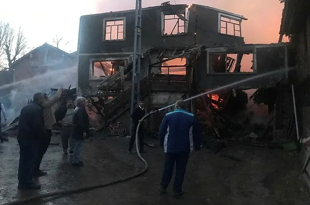 Kastamonu'da mahalleyi ayağa kaldıran yangın! 3 ev kullanılamaz hale geldi