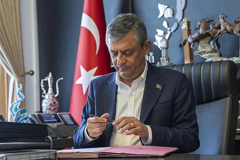 yeni-partinin-arkasindaki-gercek-1784954944790.jpeg Yeni Parti'nin arkasındaki gerçek! "Ekrem İmamoğlu yazdı Özgür Özel sahneleyecek"-2