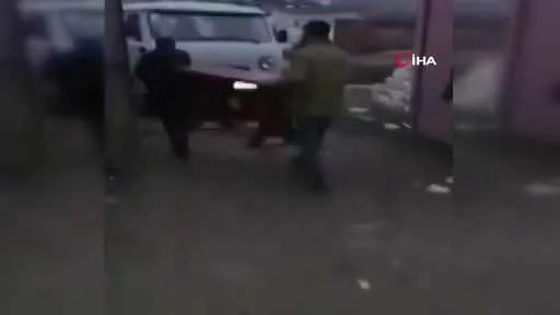 Azerbaycan askerinden zalimlere ders gibi hareket: Ağdam’ın tahliyesinde Ermeni sivillere yardım etti-5