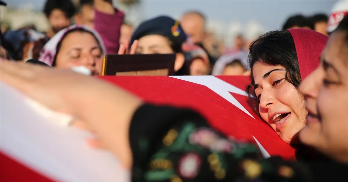 Şehit Bekir Can Hereklioğlu’nun cenazesinde yürek yakan an! Gözyaşlarını böyle sildi