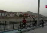 Bisiklet yolunda, elektrik direği engeli