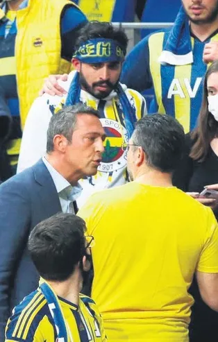 Tükenmişlik sendromu! Fenerbahçe Başkanı Ali Koç önce istifaya çağrıldı sonra da taraftarın üzerine yürüdü