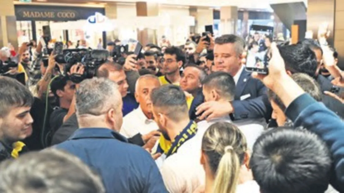 Fenerbahçe Başkanı Saran Fenerium’da taraftarlarla buluştu: Merak etmeyin, Beşiktaş’ı yeneceğiz.