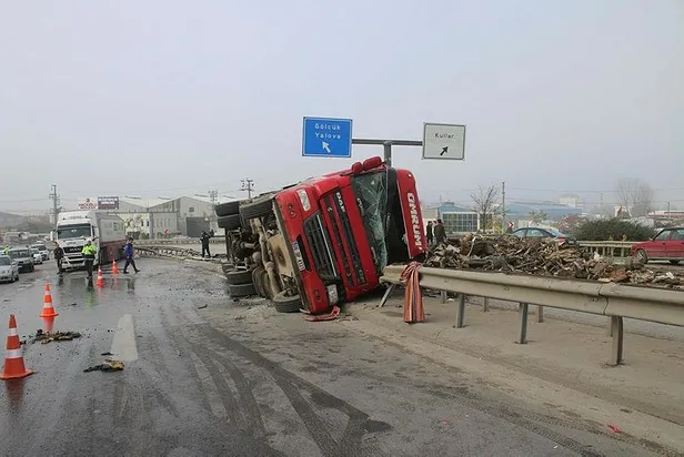 İzmit'te hurda yüklü TIR devrildi, sürücü yaralandı-2