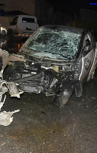 İzmir'de korkunç kaza! Araç hurdaya döndü yaralılar var