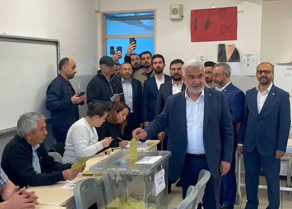 Türkiye sandık başında! Başkan Recep Tayyip Erdoğan oyunu kullandı-13