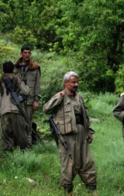 Türk bayraklı tişörtlerle tünel kazıyorlar!