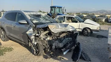 Afyonkarahisar'da iki otomobil çarpıştı: 1 kişi hayatını kaybetti 7 kişi yaralandı