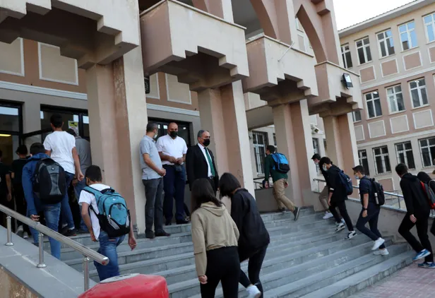 Yüz yüze eğitim başladı! Milyonlarca öğrenci heyecanla okullara koştu-6