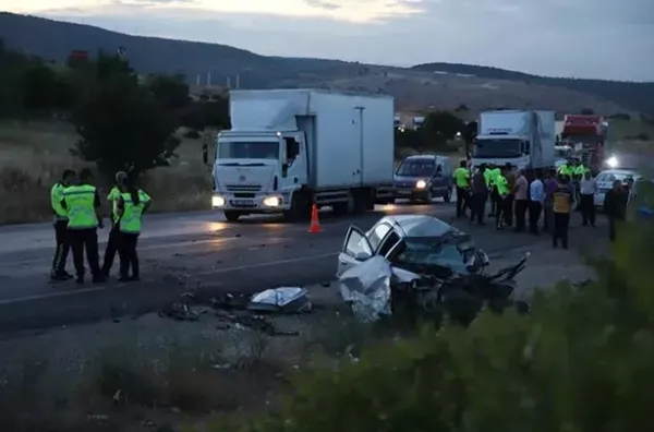gaziantep-kahramanmaras-yolunda-feci-kaza-tir-araclari-ezdi-gecti-olu-ve-yaralilar-var-1687203455265.jpeg