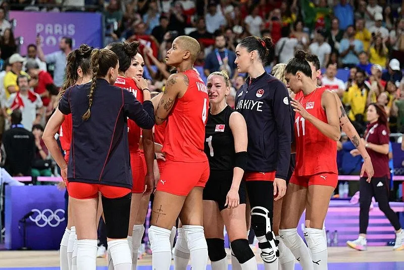 Paris 2024 Olimpiyat Oyunları kadınlar voleybol bronz madalya mücadelesinde Türkiye ile Brezilya, South Paris Arena'da karşılaştı. Karşılaşmayı 3-1 kaybeden A Milli Kadın Voleybol Takımı, organizasyonu dördüncü tamamladı.