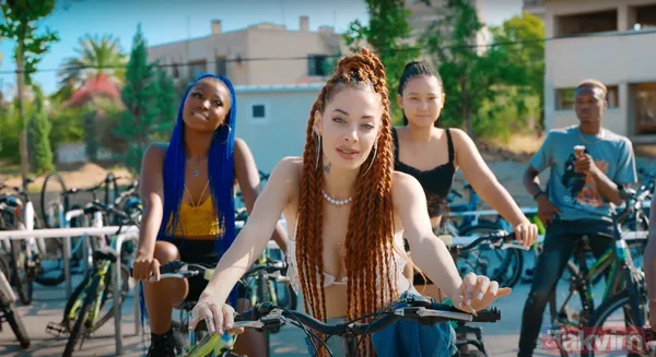 Kıbrıslı Türk şarkıcının Maraş'taki klibi Rumları çıldırttı! Nihayet Elibol'un şarkısına nefret mesajları attılar - 1