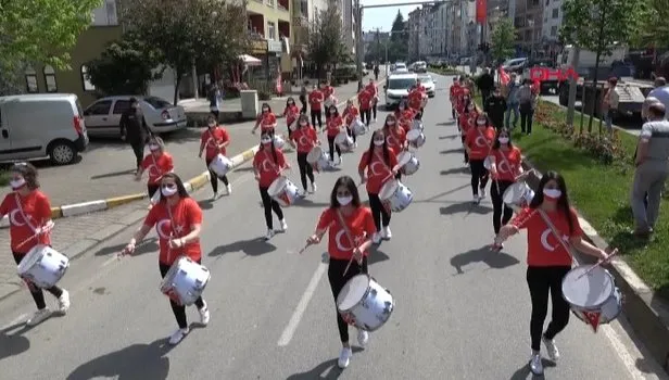 Trabzon Vakfıkebir'de sosyal mesafeli bando takımına büyük ilgi! 19 Mayıs coşkusu sokaklara taştı