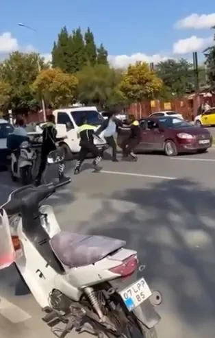 Antalya'da motokurye dehşeti! Belge isteyen 3 polise saldırdı 1 kişiyi darbetti