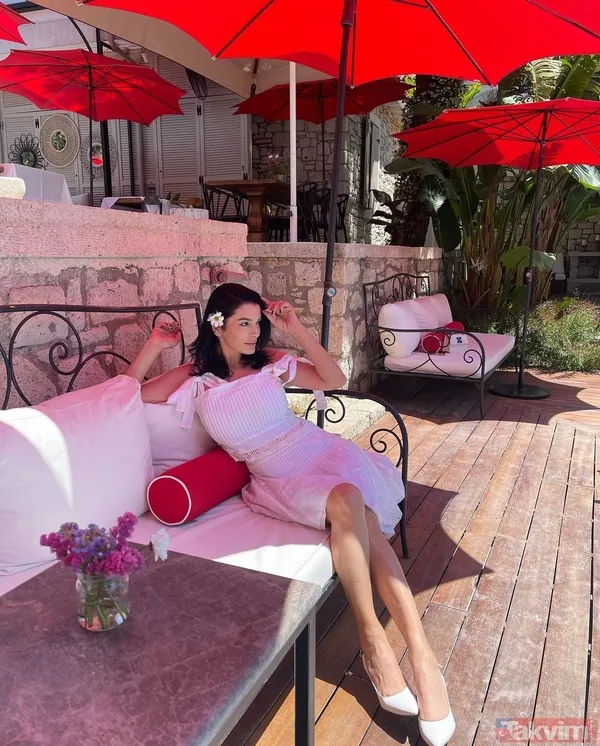 Aleyna Tilki’nin annesi Havva Öztel tatil paylaşımıyla tozu dumana kattı! Beyaz minisiyle taş merdivenlerde poz verdi ilgi odağı oldu - 8