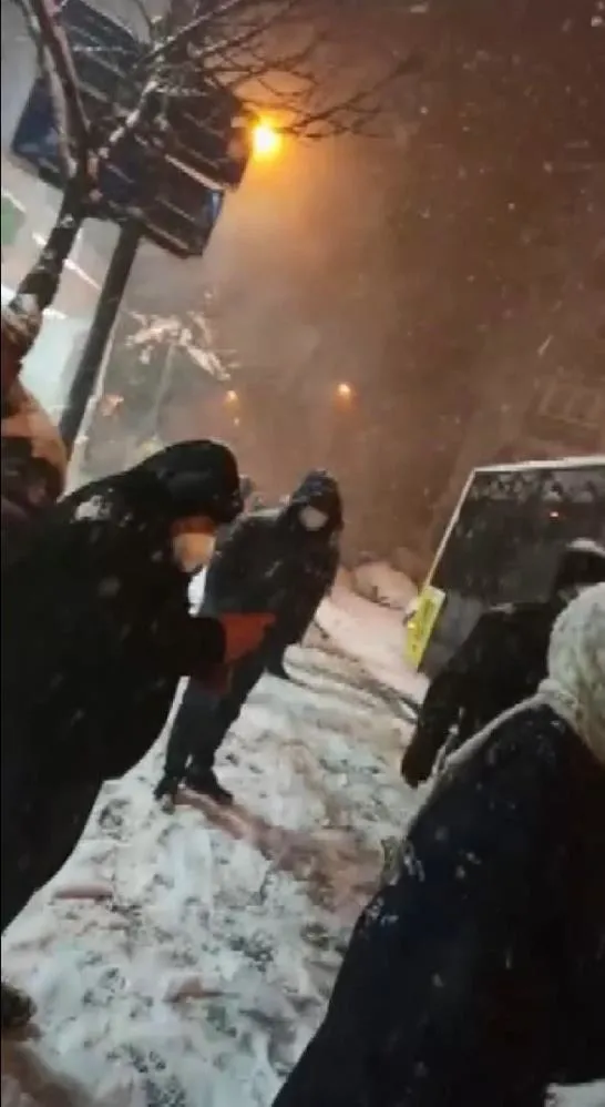 istanbulda-kar-firtinasi-araclar-yollarda-kaldi-iett-otobusu-gidebilsin-diye-yolcular-zipladi-1647156619960.jpg İstanbul'da kar fırtınası! Araçlar yollarda kaldı: İETT otobüsü gidebilsin diye yolcular zıpladı-2