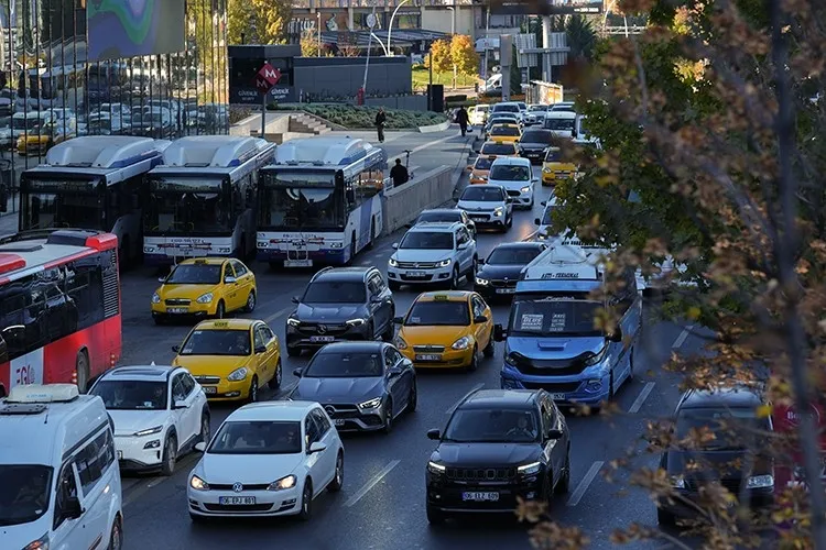 ankara-yollarinda-yilbasi-alarmi-iste-trafige-kapatilacak-yollar-1767165226831.jpeg