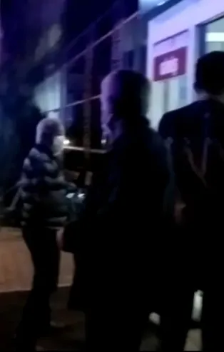 Tarla süren çiftçiyi arılar 10 yerinden soktu