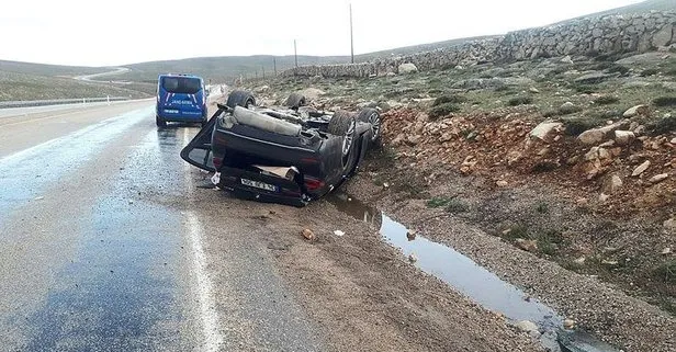 Sivas’ta sürücüsünün kontrolünü kaybettiği araç takla attı! 3 yaralı
