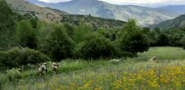 İHA korkusu hainleri ele verdi: Teröristlerin insansız hava aracından korunmak için şemsiye açtığı ortaya çıktı-5