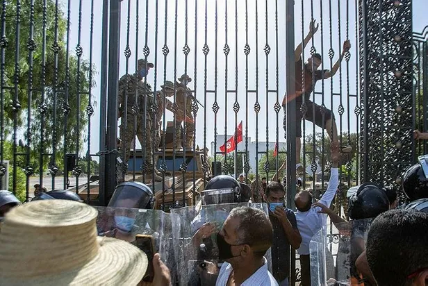 SON DAKİKA: Tunus'taki Al Jazeera ofisine darbe baskını: İlk kan aktı-6