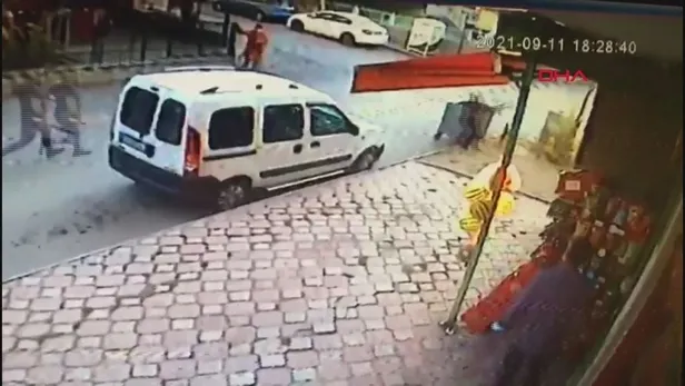 babasiyla-tartisirken-sakinlestirmeye-calistigi-esi-tarafindan-silahla-vuruldu-1631314288526.jpeg Babasıyla tartışırken sakinleştirmeye çalıştığı eşi tarafından silahla vuruldu!-2