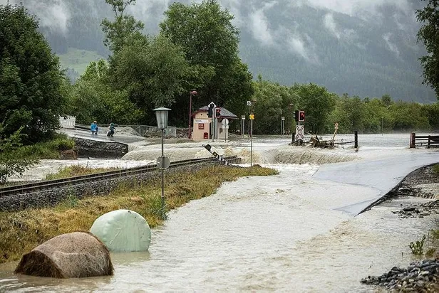 avusturyada-sele-kapilan-turk-cift-salih-ve-ayse-karaaslani-avusturyali-komsulari-alexander-eisenmann-kurtardi-1626635963752.jpeg Avusturya’da sele kapılan Türk çift Salih ve Ayşe Karaaslan'ı Avusturyalı komşuları Alexander Eisenmann kurtardı!-7