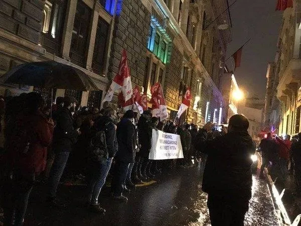 dolar-bahanesiyle-sokaklari-karistirmak-isteten-provokatorlerden-70i-gozaltinda-1637787768495.jpeg Dolar bahanesiyle sokakları karıştırmak isteyen provokatörlerden 70'i gözaltında!-3