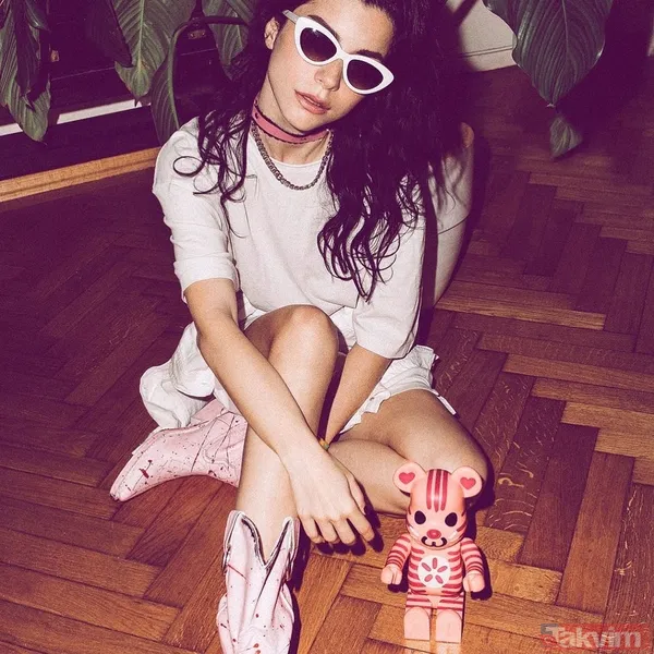 Merve Boluğur süper mini elbisesiyle kıvırdı sosyal medya yıkıldı! Jartiyer detayı dikkat çekti Merve yine olay oldu - 5