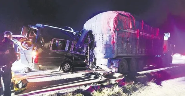 Baş Belası adlı tiyatro oyununun ekibini taşıyan minibüsün kamyona çarpması sonucu 3 kişi öldü 8 kişi yaralandı