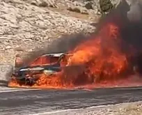 Kayseri’de korku dolu anlar | Seyir halindeki bir otomobil alev topuna döndü!