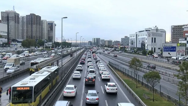 istanbulda-trafik-cilesi-yogunluk-72ye-dayandi-toplu-tasima-araclari-kalabalik-1632931274471.jpeg