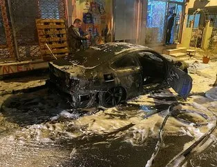 Fatih’te park halindeki lüks otomobil alev alev yandı
