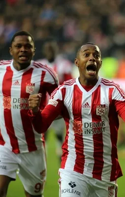 Robinho sazı eline aldı