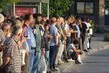 CHP’li İzmir Büyükşehir Belediyesi’nde kriz! 23 bin işçi greve gitti otobüs duraklarında kuyruk oluştu