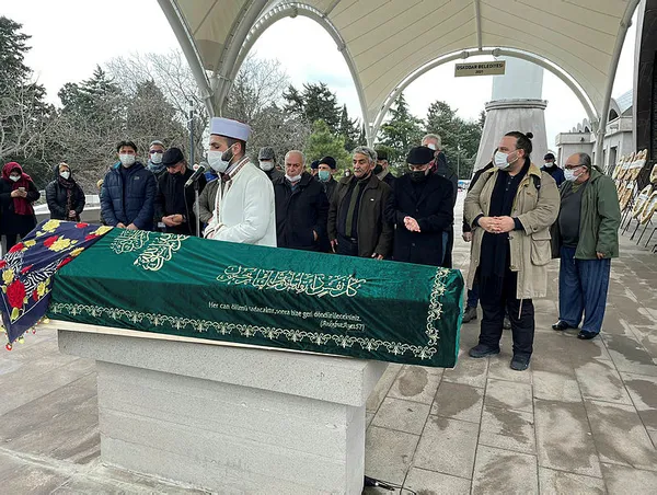 yesilcamin-sevilen-ismi-ayten-erman-son-yolculuguna-ugurlandi-1645810361629.jpg Yeşilçam’ın sevilen ismi Ayten Erman son yolculuğuna uğurlandı!-2