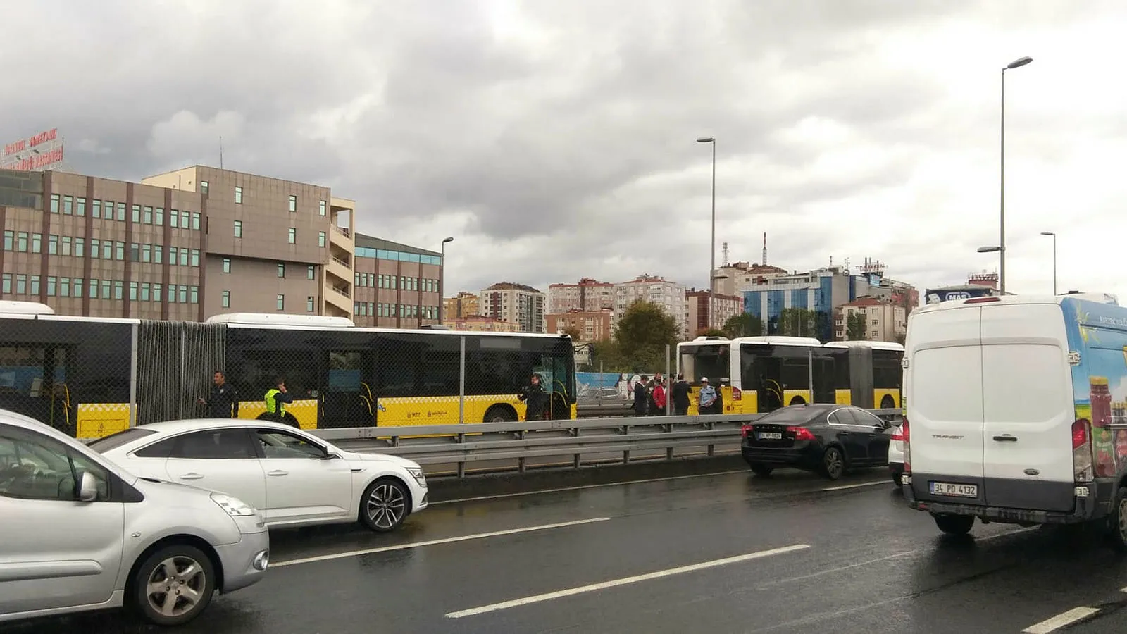 Okmeydanı'nda 2 metrobüs çarpıştı - 1