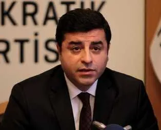 Selo şimdi de teröristlerin ellerini öptü