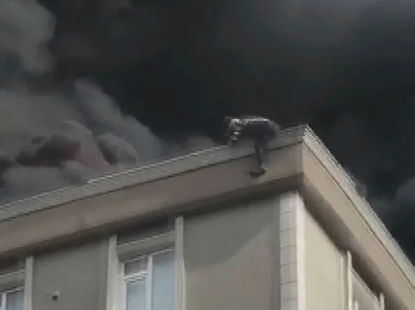 bagcilarda-yangindan-kurtulmak-icin-6-kattan-atlayan-yasli-tamirci-oldu-1619537420291.jpg Bağcılar'da yangından kurtulmak için 6. kattan atlayan yaşlı tamirci öldü-4