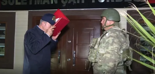 bakan-akar-ve-tsk-komuta-kademesi-suleyman-sah-turbesini-ziyaret-etti-1657316115212.jpg Bakan Akar ve TSK komuta kademesi, Süleyman Şah Türbesi'ni ziyaret etti-4