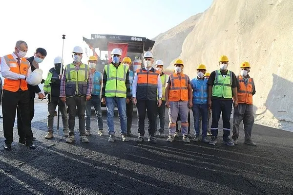 ulastirma-ve-altyapi-bakani-adil-karaismailoglu-yusufelinde-yol-ve-tuneller-insaatlarini-inceledi-tarih-verdi-1602518891830.jpg Ulaştırma ve Altyapı Bakanı Adil Karaismailoğlu Artvin'de incelemelerde bulundu-5