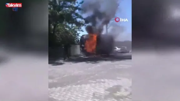 Park halindeki tur otobüsü alev alev yandı!