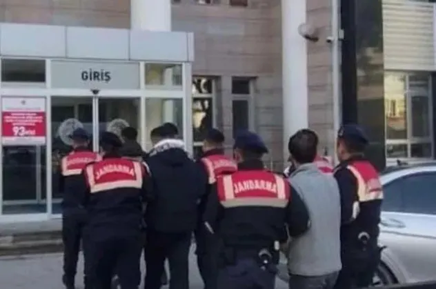 Aydın Kuşadası'nda Yunan adasına kaçma hazırlığındaki 2 göçmen ve 3 organizatör yakalandı