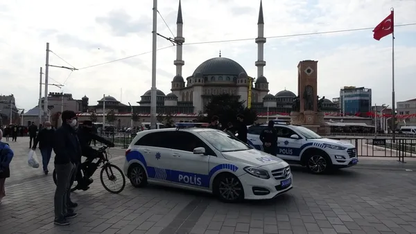 ibb-zabitalari-taksimde-seyyar-saticinin-kafasini-yardi-1618512544606.jpg İBB zabıtaları Taksim'de seyyar satıcının kafasını yardı-4